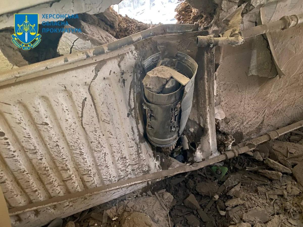 Снаряд, попавший в жилой дом в Херсоне. Фото: Telegram