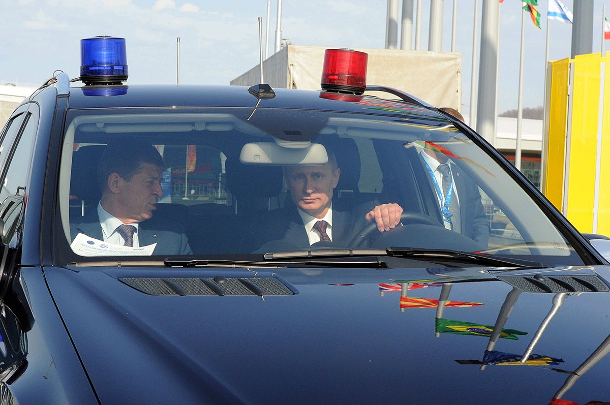 Дмитрий Козак и Владимир Путин едут в автомобиле во время празднования победы российской сборной на Олимпийских играх 2014 года в Сочи в Олимпийском парке в Сочи, Россия, 24 февраля 2014 года. Фото: Михаил Клементьев / EPA