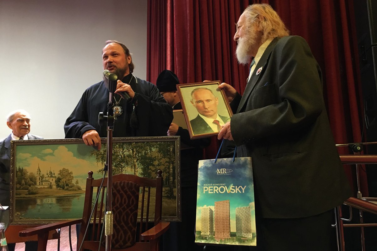 Архиепископу Питириму вручают портрет Путина. Фото с личной страницы в VK