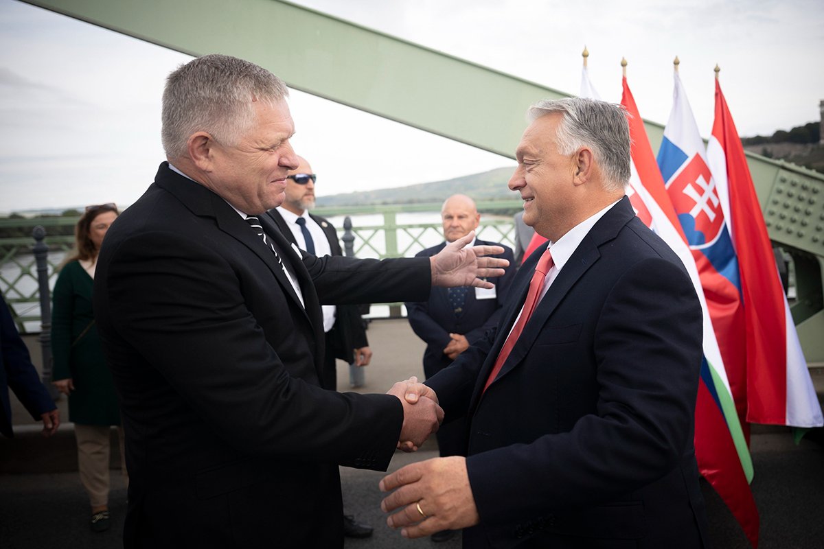 Премьер-министр Венгрии Виктор Орбан (справа) и его словацкий коллега Роберт Фицо во время празднования 130-летия моста Марии Валерии в Эстергоме, Венгрия, 28 сентября 2025 года. Фото: Vivien Cher Benko / EPA