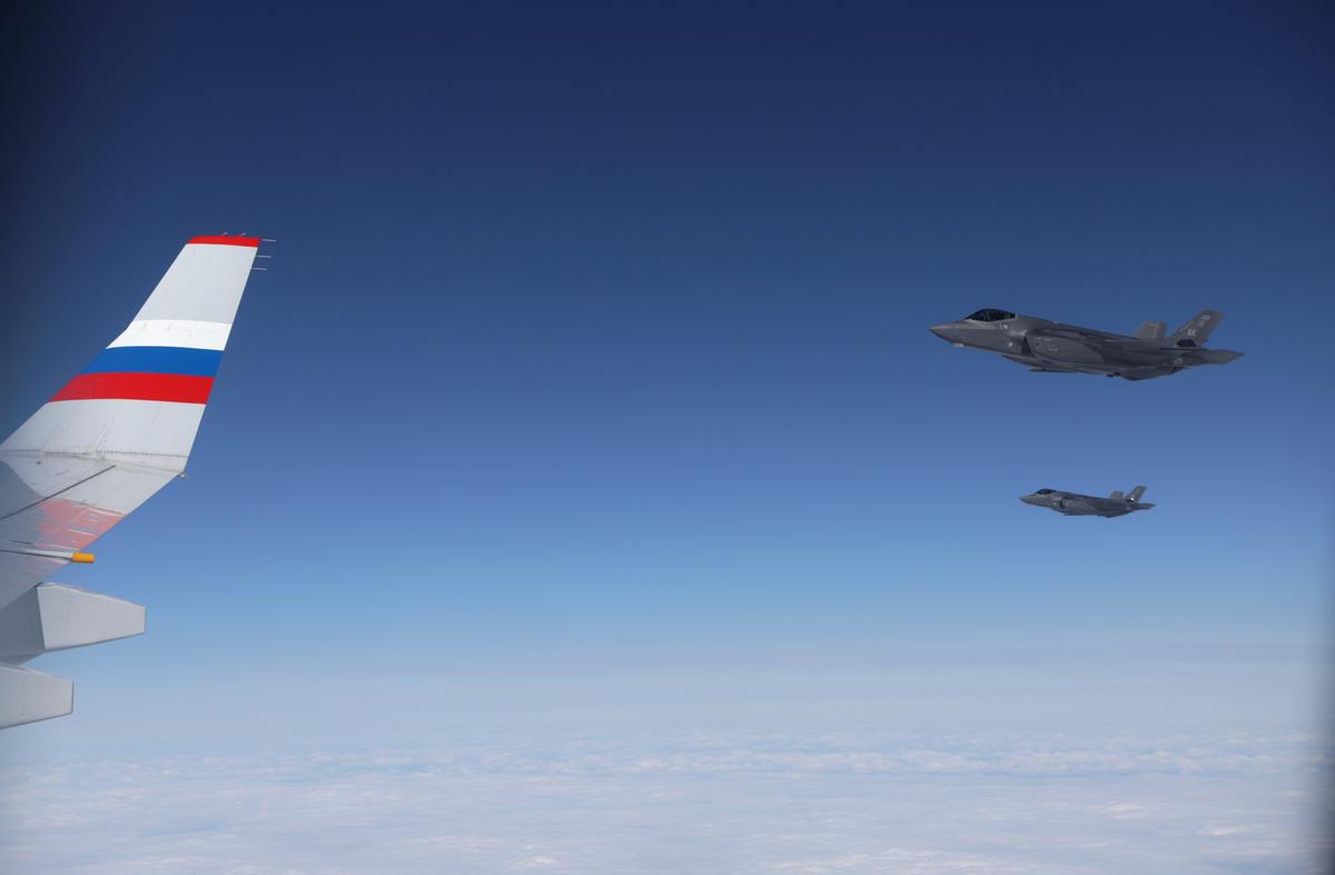 US F-35 fighter jets escort a Russian Ilyushin Il-96-300 aircraft carrying Vladimir Putin after take off from Elmendorf-Richardson Joint Base in Anchorage, Alaska, USA, 15 August 2025. Photo: EPA/GAVRIIL GRIGOROV/SPUTNIK/KREMLIN