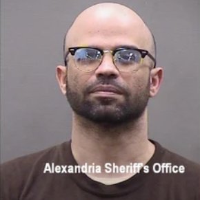 Энрике Таррио в офисе шерифа Александрии, штат Вирджиния. Таррио сочли опасным для общества и оставили в тюрьме в ожидании суда. Фото: Wikimedia Commons