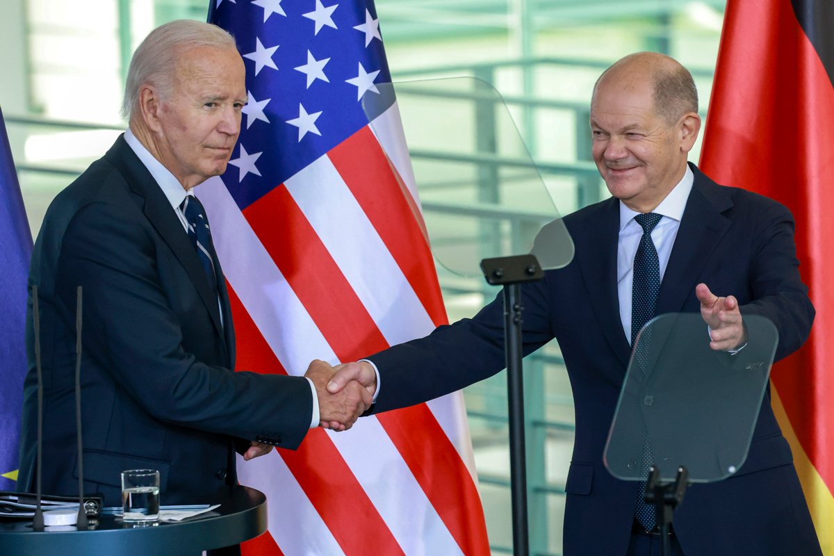 Олаф Шольц и Джо Байден во время совместной пресс-конференции в Берлине, 18 октября 2024 года. Фото: Clemens Bilan / EPA