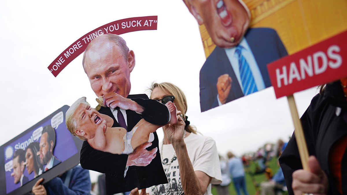 Протестующие на общенациональной демонстрации в Национальном торговом центре в Вашингтоне, округ Колумбия, США, 5 апреля 2025 года. Фото: Will Oliver / EPA-EFE