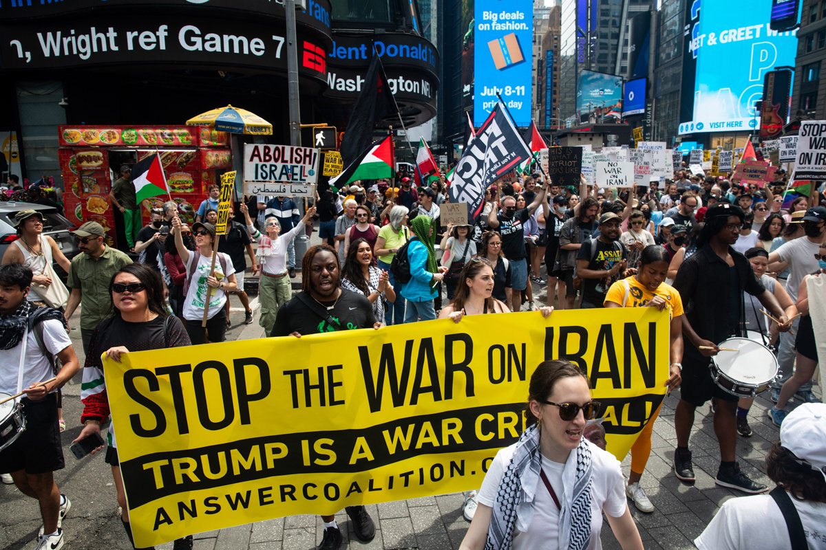 «Остановите войну с Ираном. Трамп — военный преступник». Митинг в Нью-Йорке. Фото: Jim Lo Scalzo / EPA Фото: Julius Constantine Motal / EP