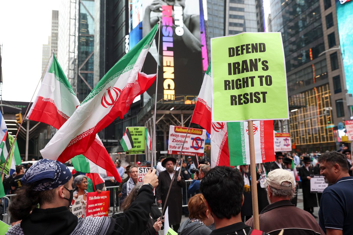 Акция солидарности с Ираном на Таймс-сквер в Нью-Йорке, США, 16 июня 2025 года. Фото: Sarah Yenesel / EPA