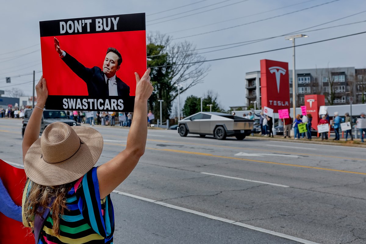 Cybertruck прибывает к автосалону Tesla во время акции протеста против Илона Маска, Декейтер, Джорджия, США, 8 марта 2025 года. Фото: Erik S. Lesser / EPA