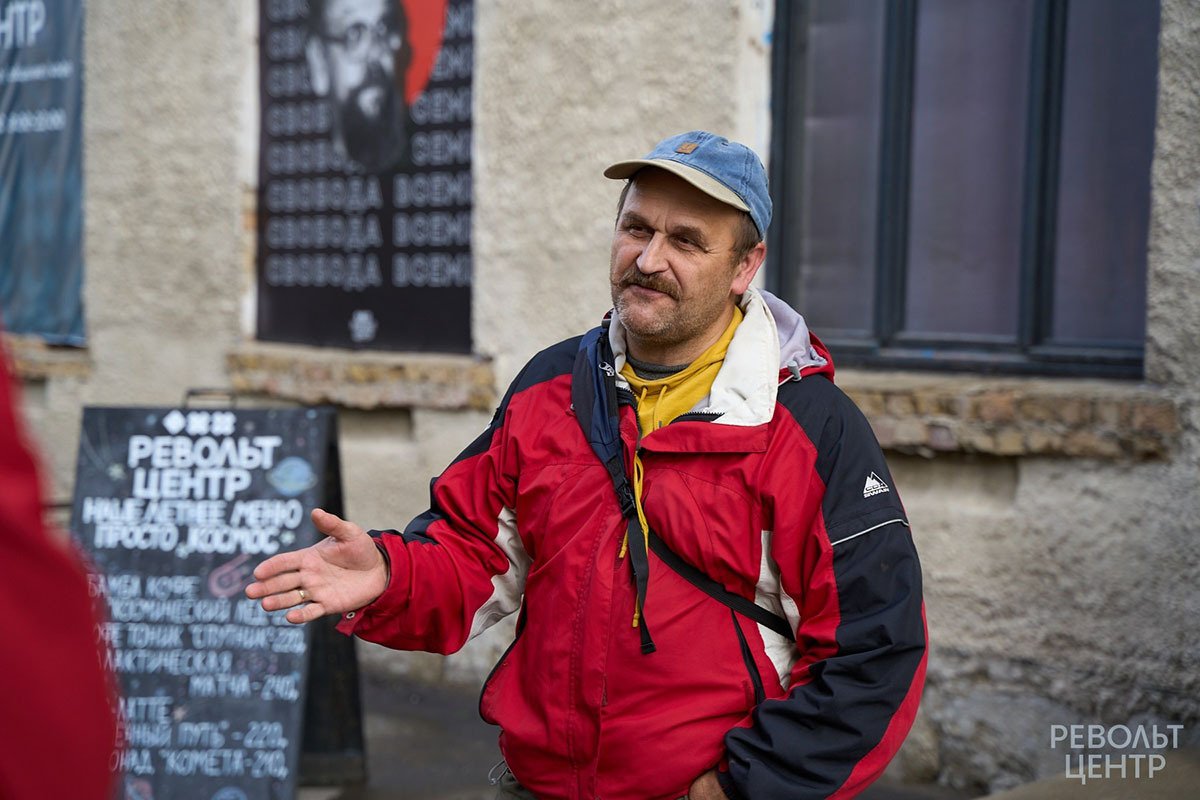 Историк Игорь Сажин во время экскурсии у Револьт-центра. Фото: Vkontakte / Револьт-центр