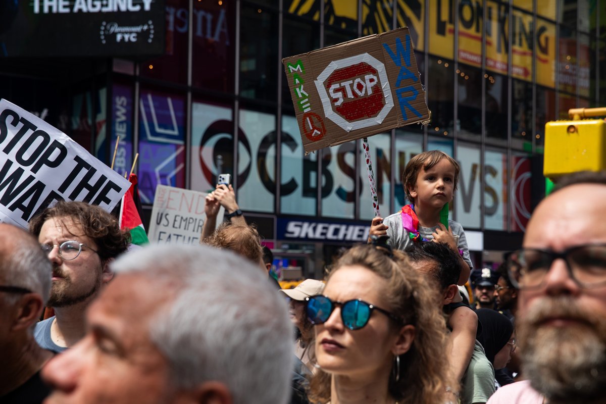 Митинг в Нью-Йорке. Фото: Jim Lo Scalzo / EPA Фото: Julius Constantine Motal / EP