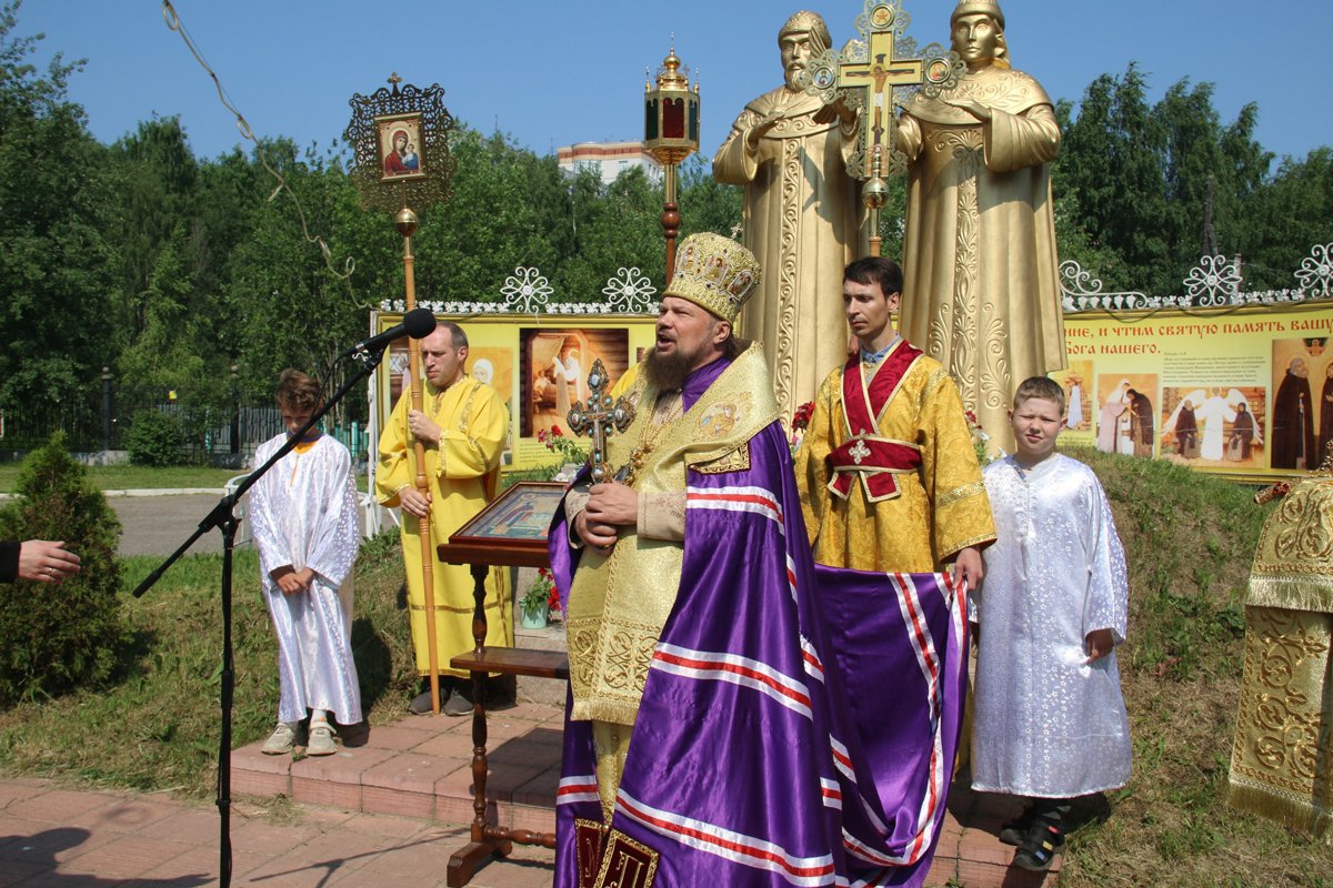 Богослужение у памятника святым Петру и Февронии на территории Свято-Стефановского собора. Фото с личной страницы Питирима в VK
