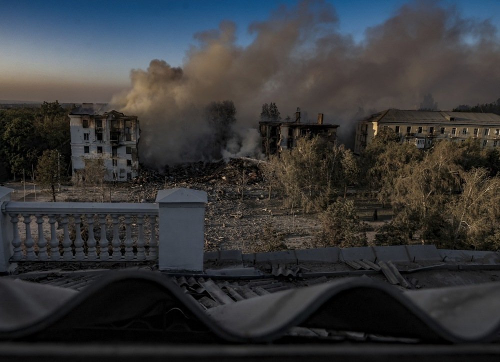 Дым поднимается от места российского удара к пятиэтажному жилому дому в Краматорске Донецкой области. Украина, 31 июля 2025 года. Фото: YEVHEN TITOV / EPA