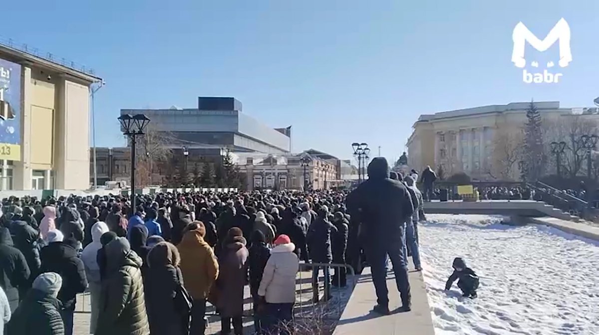 Площадь перед цирком во время митинга против тарифов в Иркутске. Фото: Telegram / Babr Mash