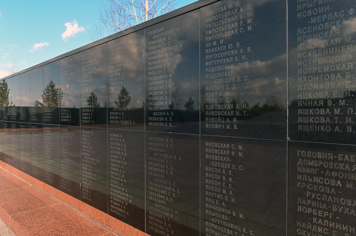 Стена памяти с именами более 7 тысяч женщин, прошедших через Акмолинский лагерь жён изменников Родины, Казахстан, 24 апреля 2023 года. Фото: Mikolaskova Lucie / CTK / ddp / Vida Press