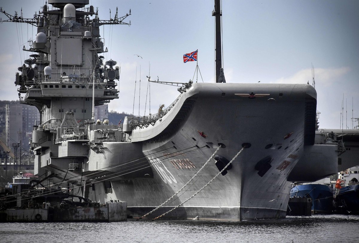 Российский авианосец «Адмирал Кузнецов» пришвартован у причала «Росатомфлота» в порту Мурманска, 19 мая 2018 года. Фото: Александр Неменов / AFP / Scanpix / LETA