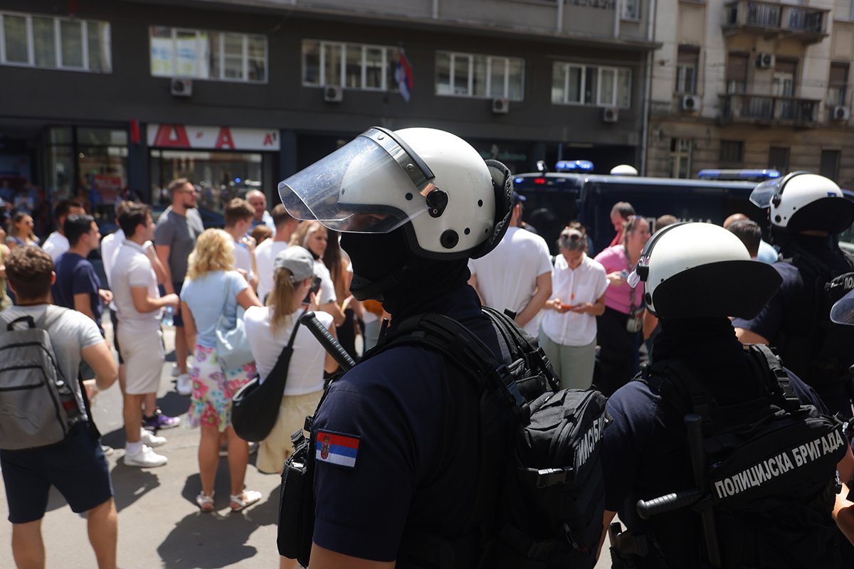 Сотрудники спецназа готовятся к разгону демонстрации, организованной студентами в Белграде, Сербия, 4 июля 2025 года. Фото: Andrej Cukic / EPA