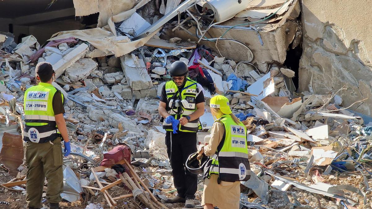 Валерия Дикштейн с мужем и сыном на месте поврежденного дома. Фото: Фото из семейного архива