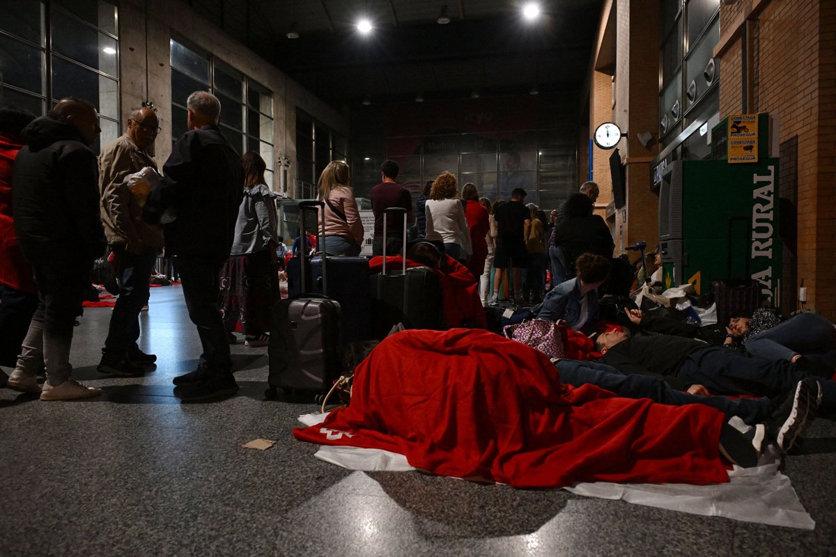 Пассажиры на железнодорожном вокзале в Кордобе, Испания, 28 апреля 2025 года. Фото: Javier Soriano / AFP / Scanpix / LETA